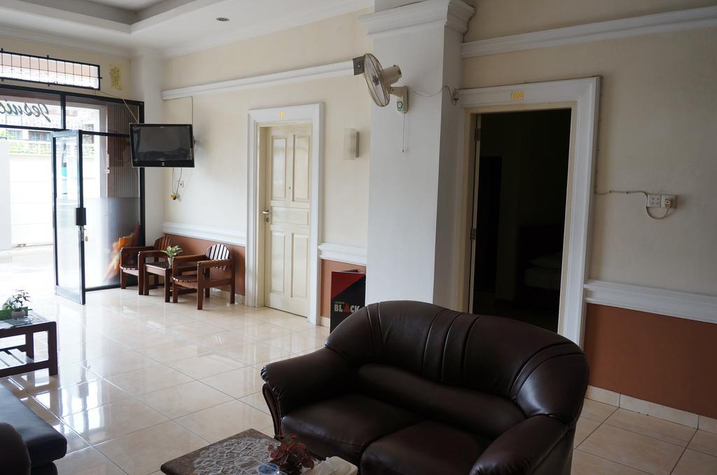 Jesnic Hotel Padang  Exterior photo