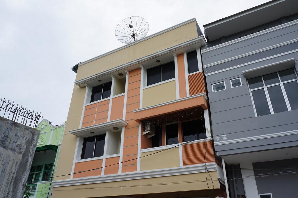 Jesnic Hotel Padang  Exterior photo