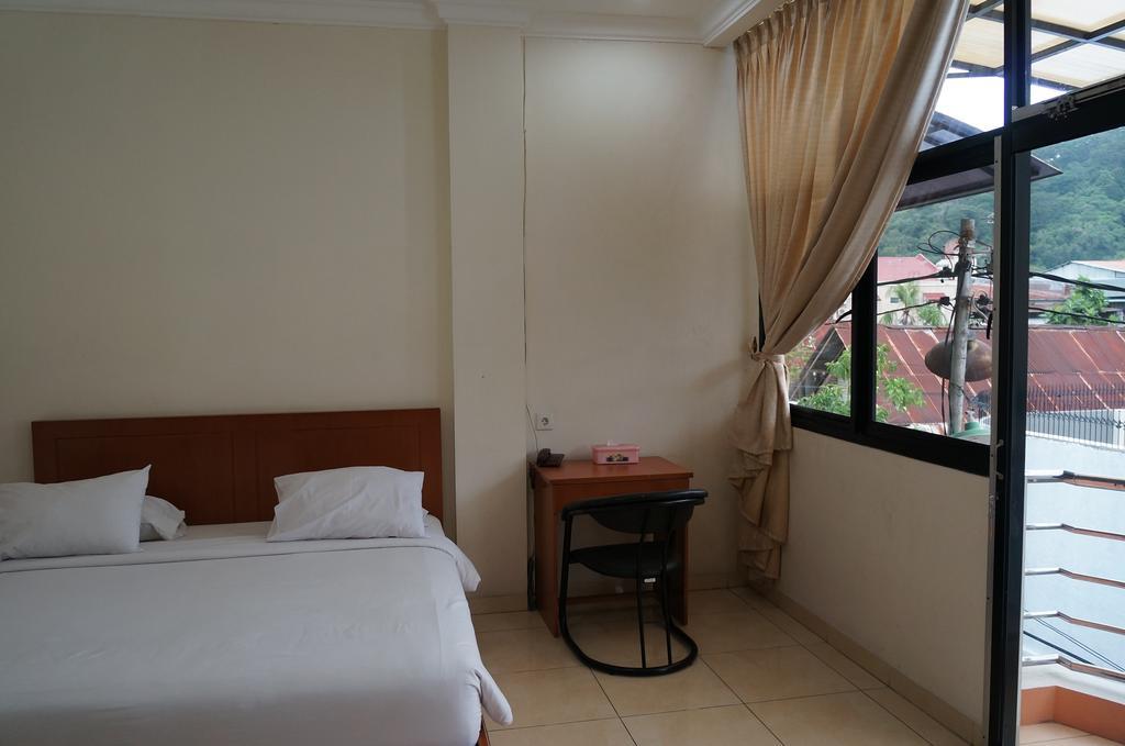 Jesnic Hotel Padang  Room photo