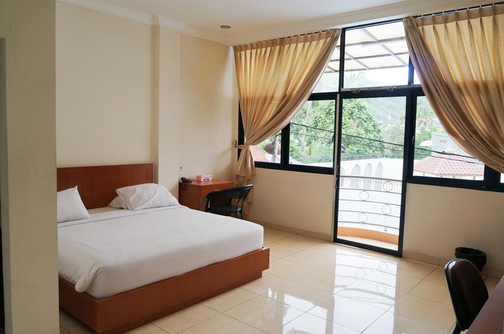 Jesnic Hotel Padang  Room photo