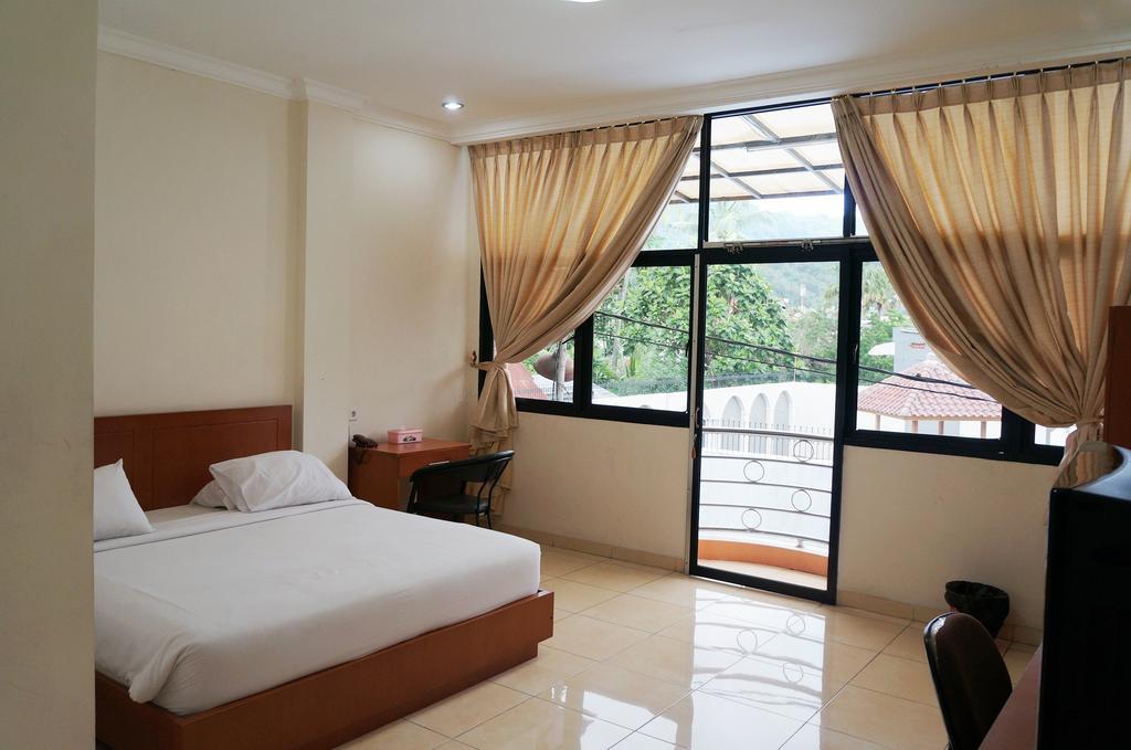 Jesnic Hotel Padang  Room photo